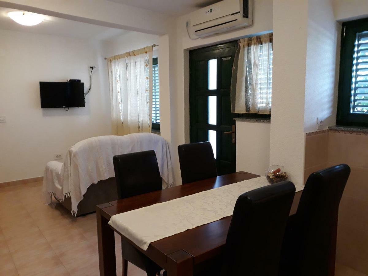 Apartments Jelicic Biograd Na Moru Bagian luar foto